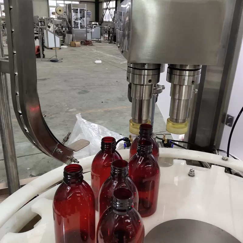Machine de remplissage de bouteille d'huile essentielle de 3 kilowatts avec l'anti dispositif d'égouttement d'aspiration