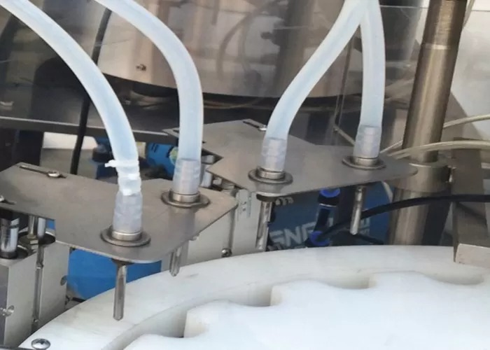 Machine de remplissage de bouteilles d'huile essentielle de contrôle de PLC