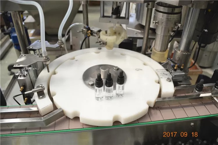 Machine de remplissage de liquide électronique à pompe péristaltique