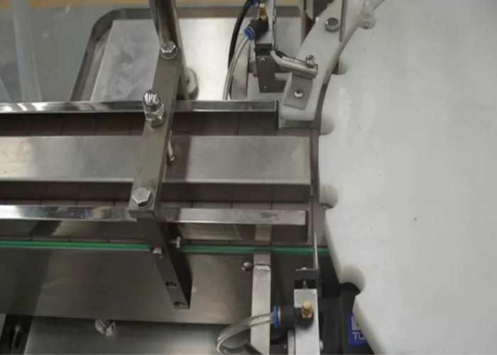 Machine de remplissage de bouteilles en plastique à pompe péristaltique